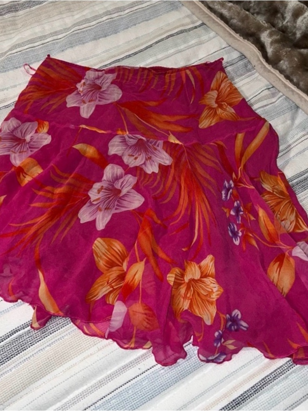 Caché Y2K Pink Asymmetrical Silk Skirt with Orange & Purple Blooms
✨Rare✨